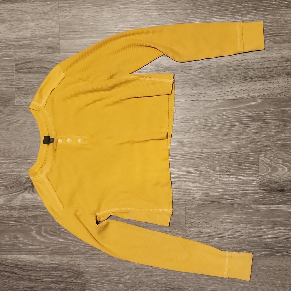 Woman's long sleeve crop top
